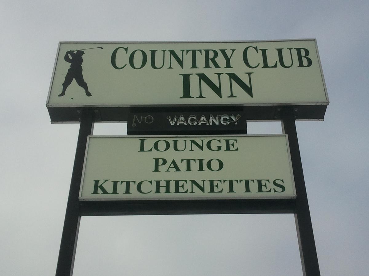 Country Club Inn Lacombe Bagian luar foto