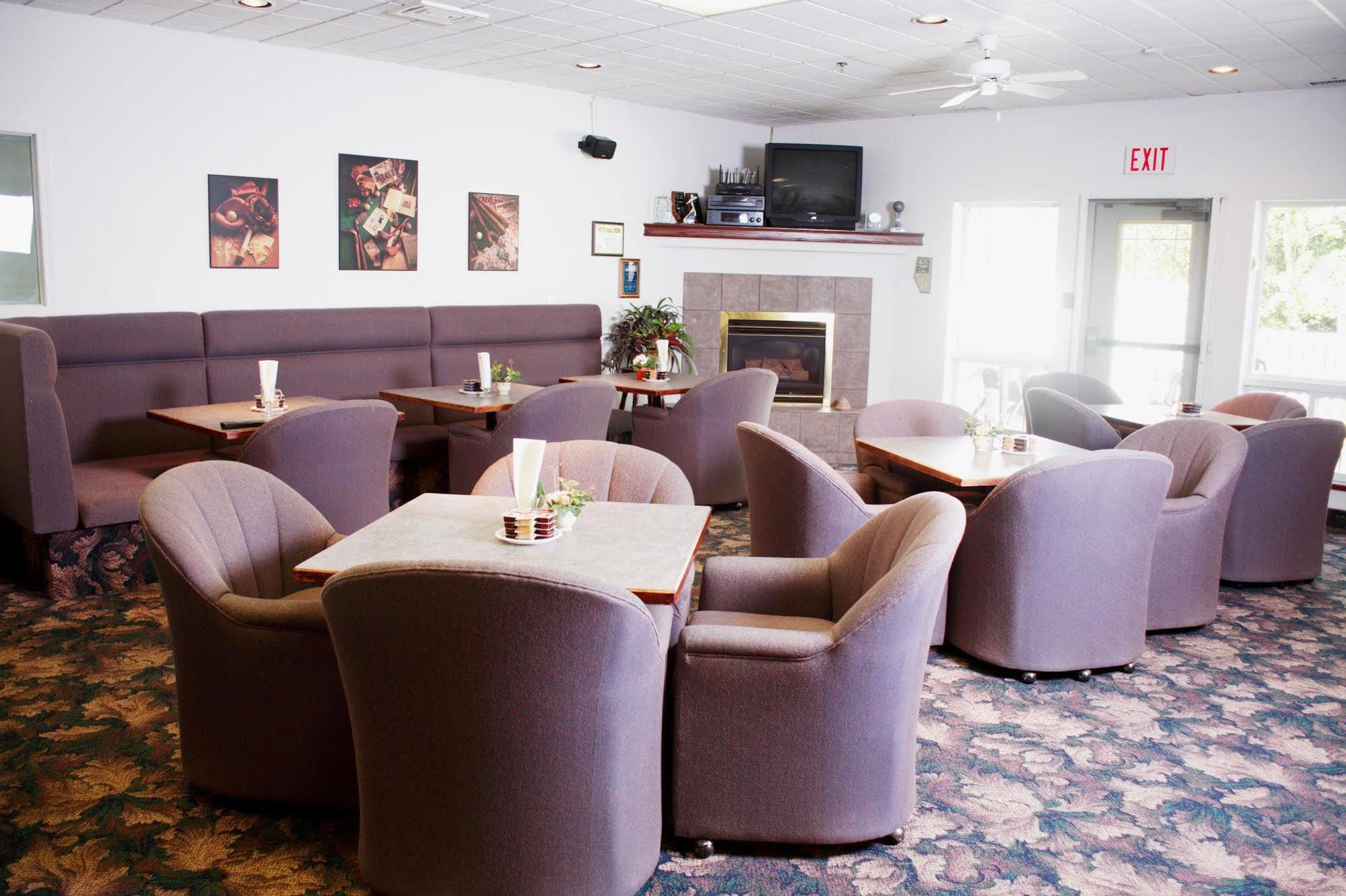 Country Club Inn Lacombe Bagian luar foto